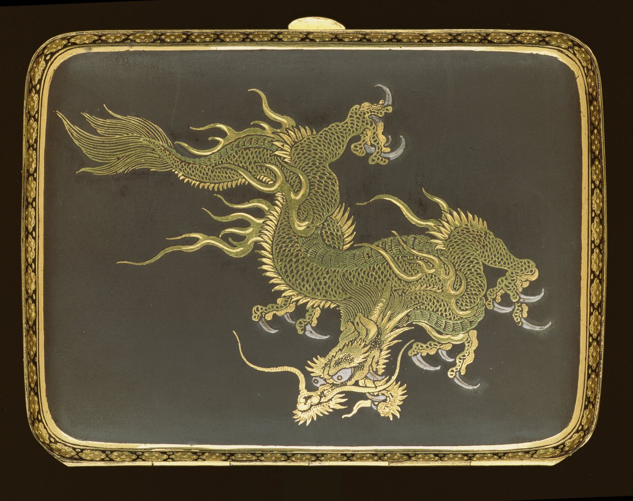 饰有龙的烟盒，小舞工厂制造，约 1900 年（镀银和黑金） 作者 日本学校