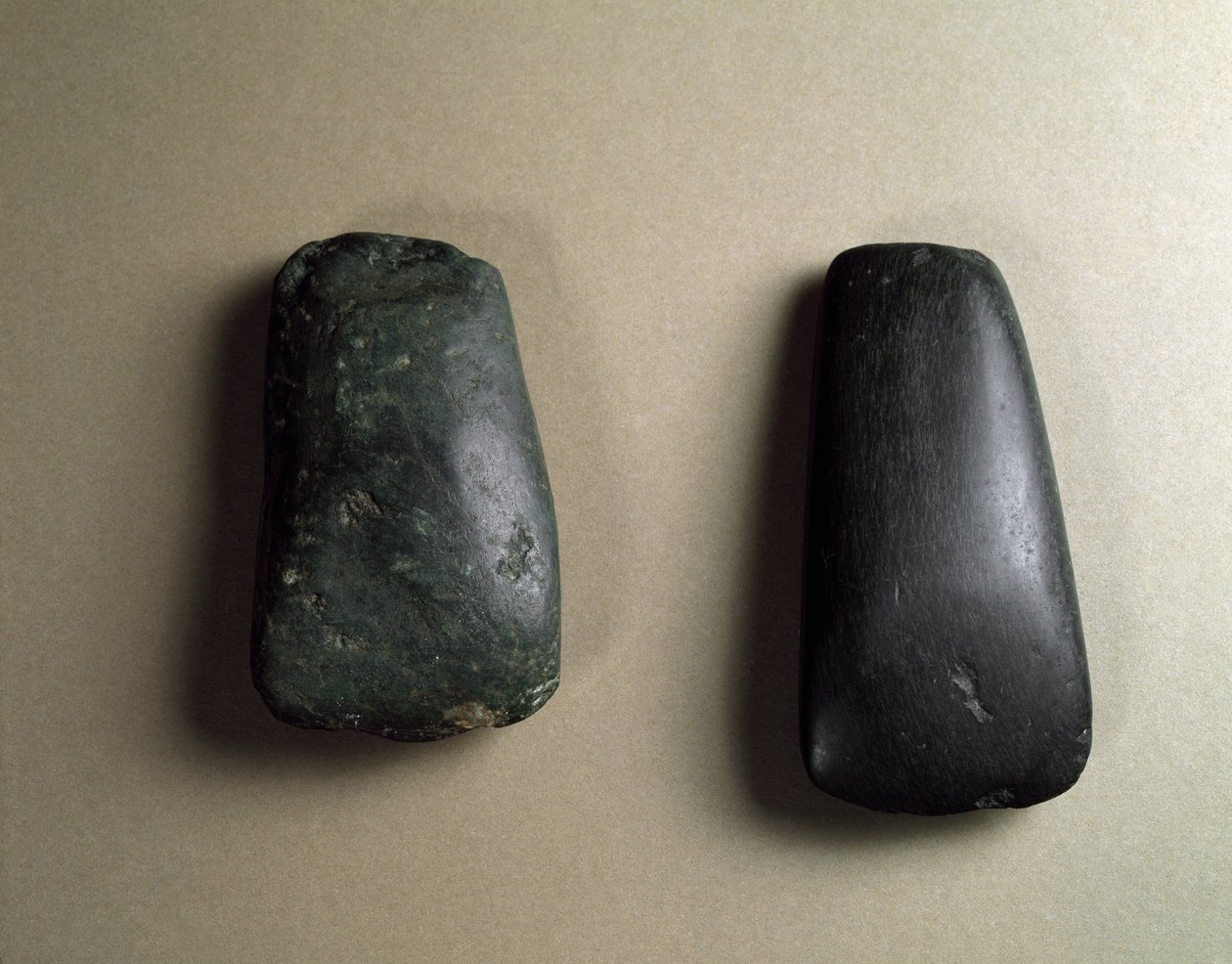 燧石斧刃，绳文时代 公元前 4500-3700 年 作者 日本学校
