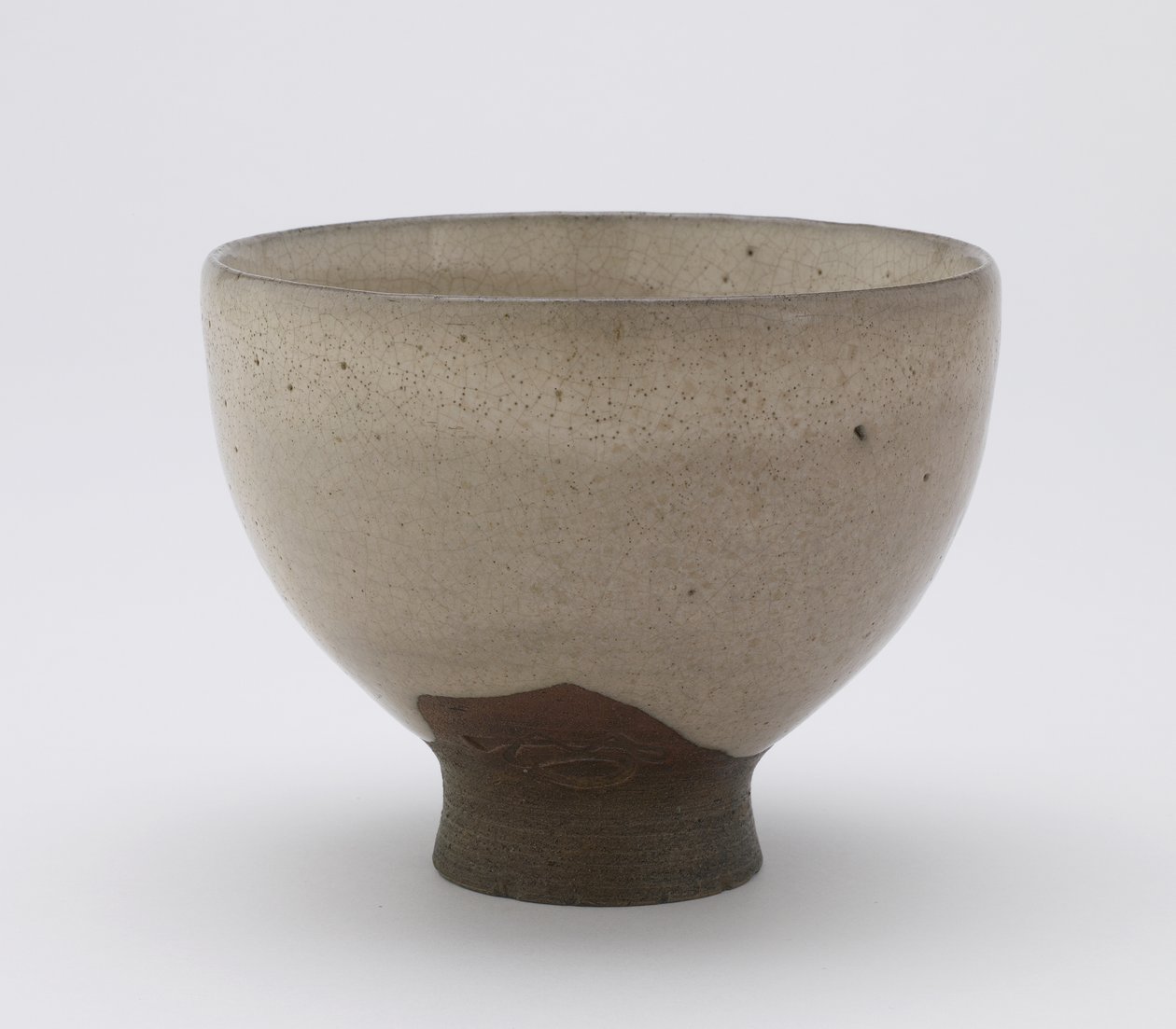 Goki形状的印章烧茶碗，带有密印，茶碗（gokijawan），约1804-25年（带有米壳灰釉的粗陶器） 作者 日本学校