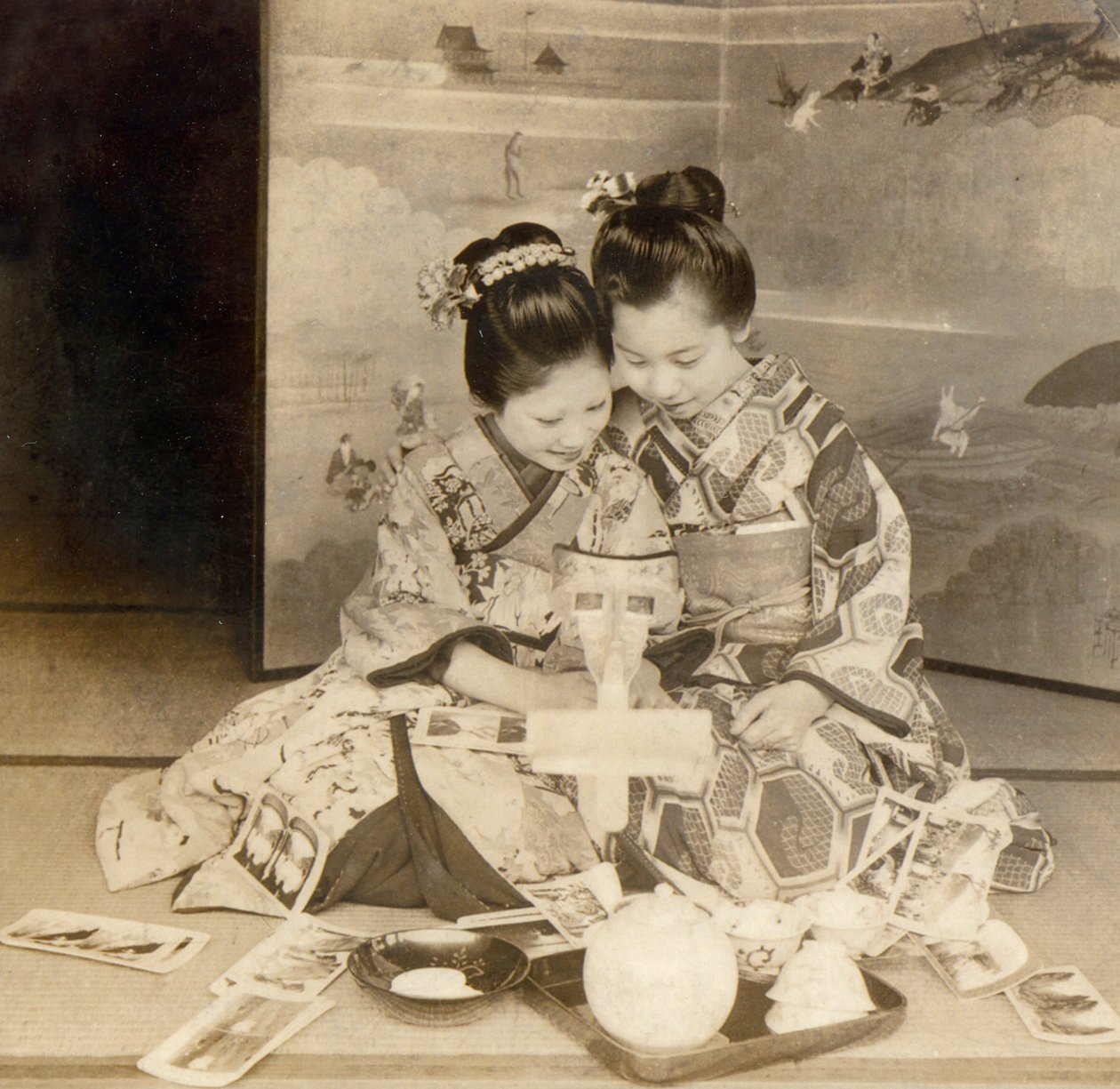 日本女孩使用立体镜查看器与立体卡，1899年 作者 日本学校