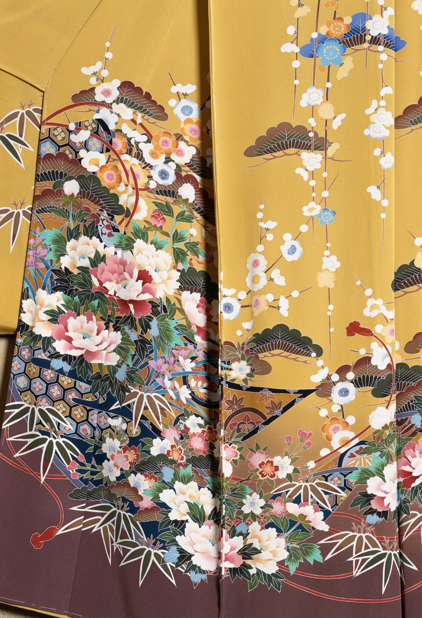 未婚年轻女性和舞妓（艺伎学徒）在优雅场合穿着的和服 Furisode（飘袖），光滑丝绸，花卉图案，飘带，加贺-友禅染色，十日町织造厂，日本文明，20 世纪 作者 日本学校