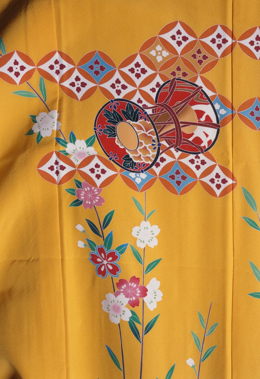 和服女孩（7 岁）类似于成年女性与家人一起去神社时参加七五三盛宴的和服女孩，丝绸，花卉图案，樱花，太鼓，细节，十日町纺织品，日本文明，20 世纪 作者 日本学校