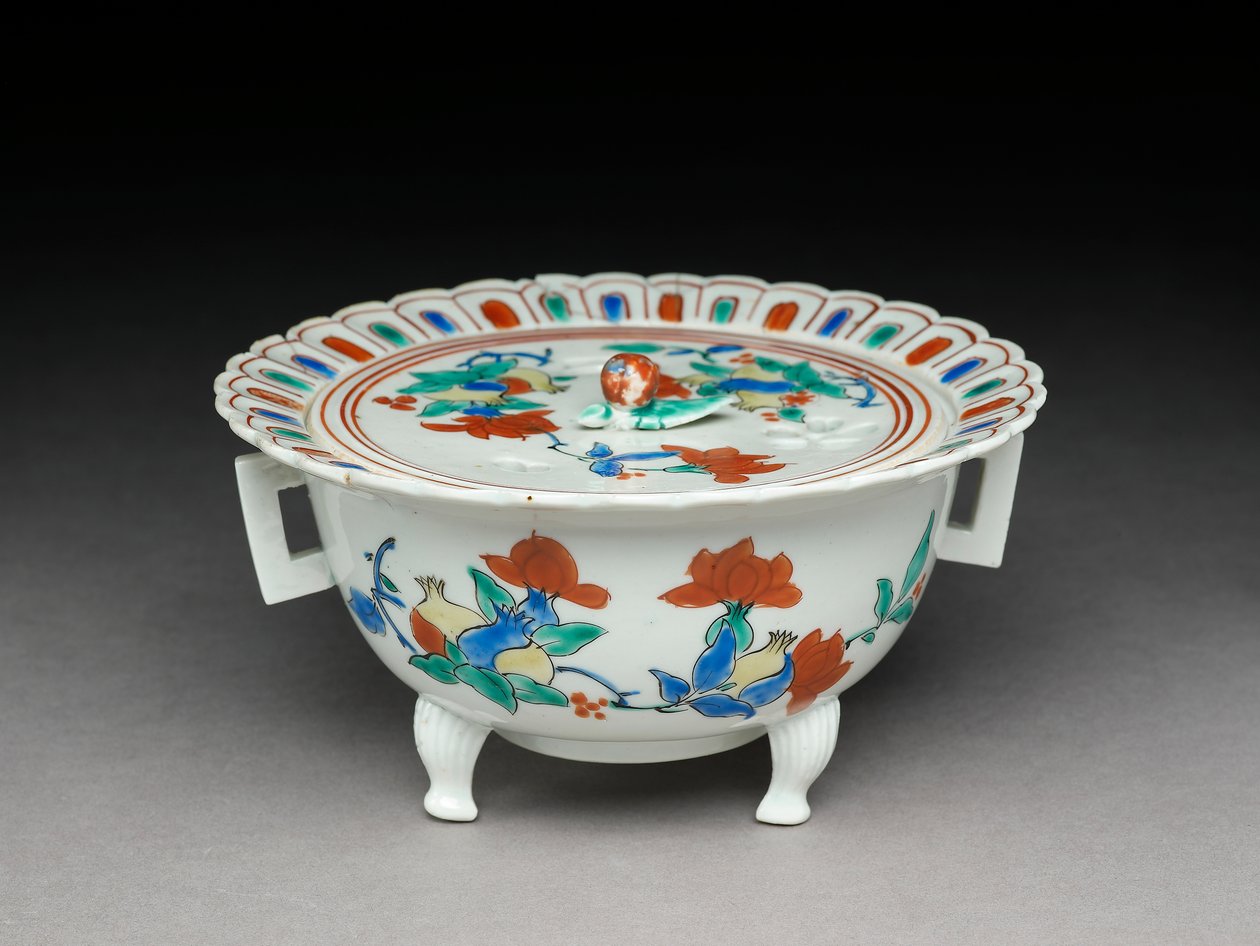 Koro碗带盖子，Kakiemon相关器皿，1680-1700（带珐琅釉面的陶器） 作者 日本学校