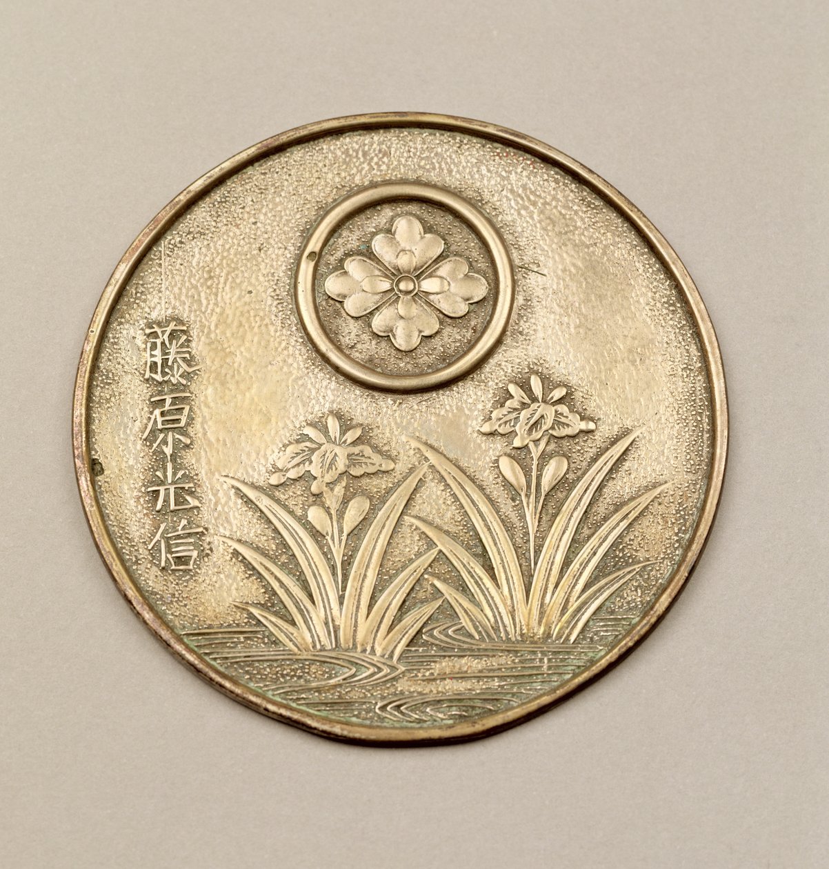 饰有虹膜的女士镜子（金属） 作者 日本学校