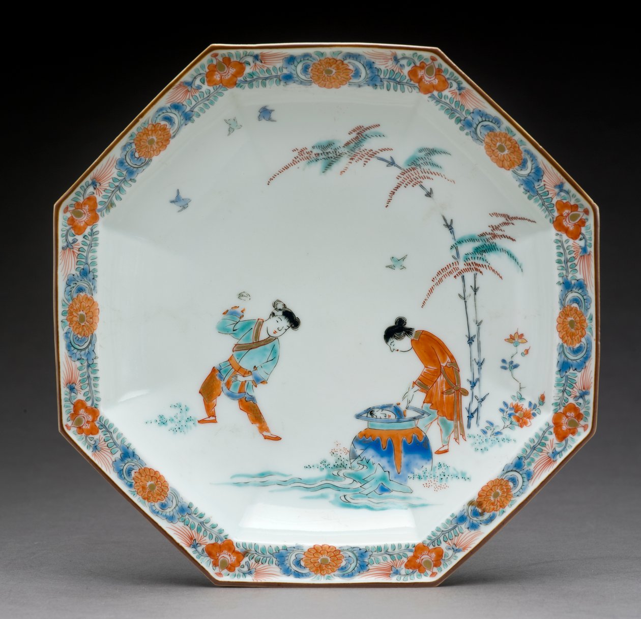 八角菜与场景说明井中的滚刀，Kakiemon ware，c.1700（带釉上釉的陶器） 作者 日本学校