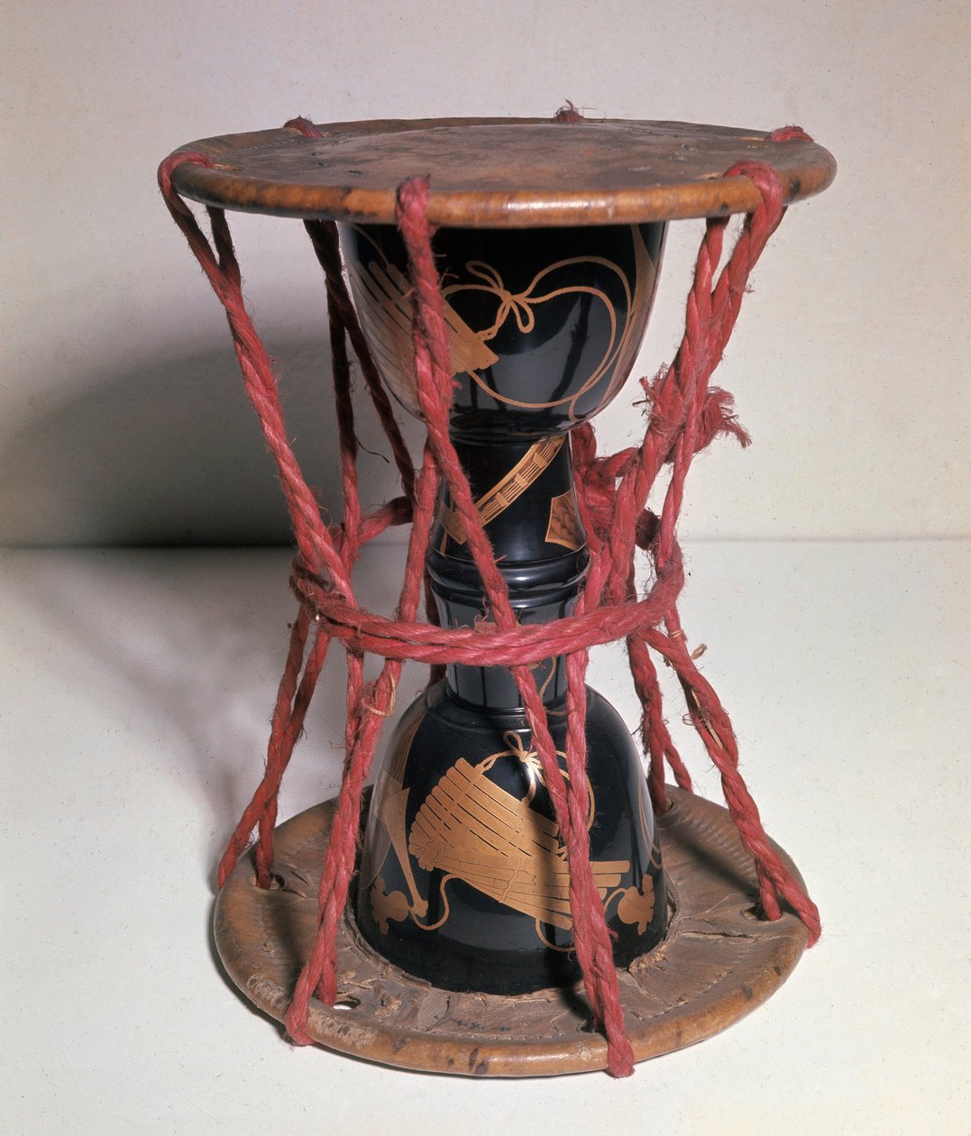 Otsuzumi: hourglass-shaped Japanese drum 作者 日本学校