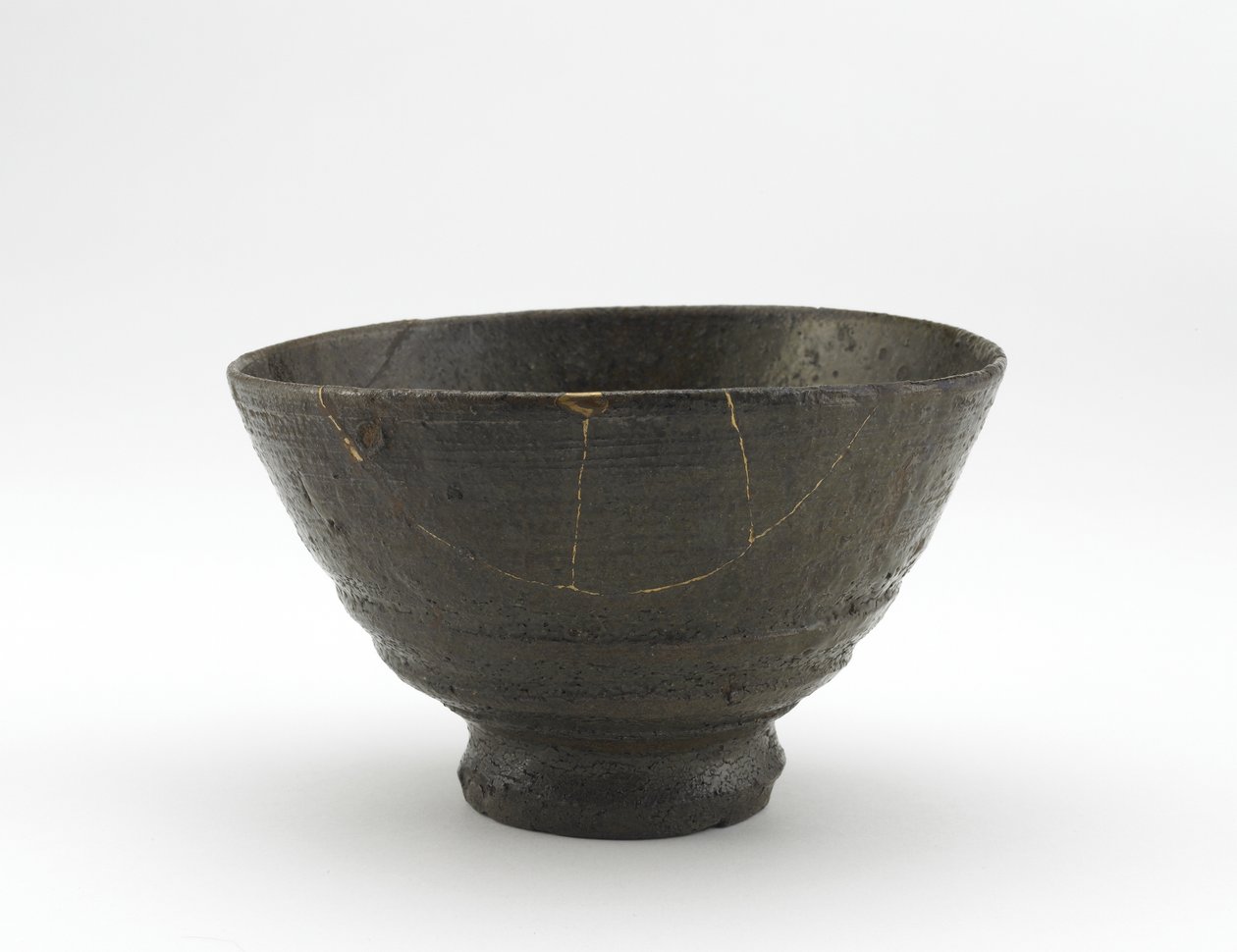 18世纪初的Kugibori Irabo风格的Rakuzan瓷器茶碗（带有灰釉，金漆修复的stone器） 作者 日本学校