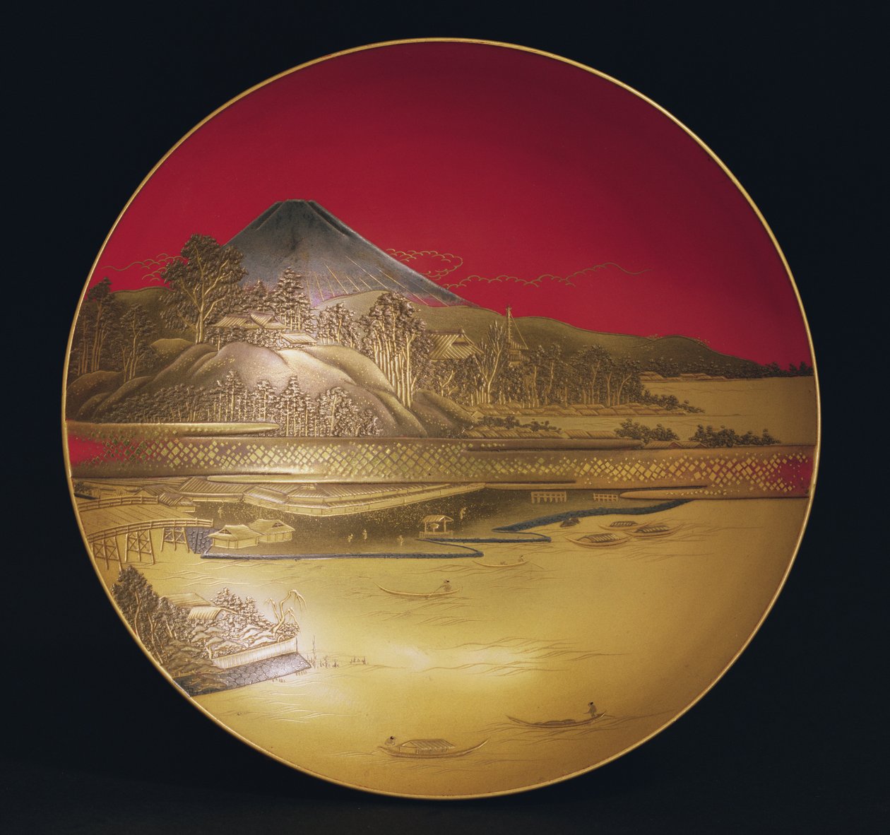 清酒杯，描绘了19世纪富士山下的船和桥梁的景观（漆面和漆面上的金箔镶嵌） 作者 日本学校