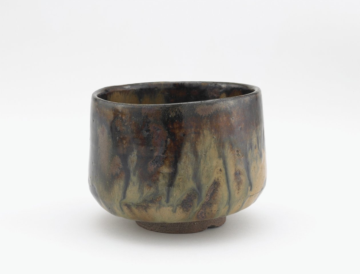 茶碗名为Ochiba（落叶）福冈或熊本县，江户时代，17世纪初（带铁，稻草灰和木灰釉的粗陶器） 作者 日本学校