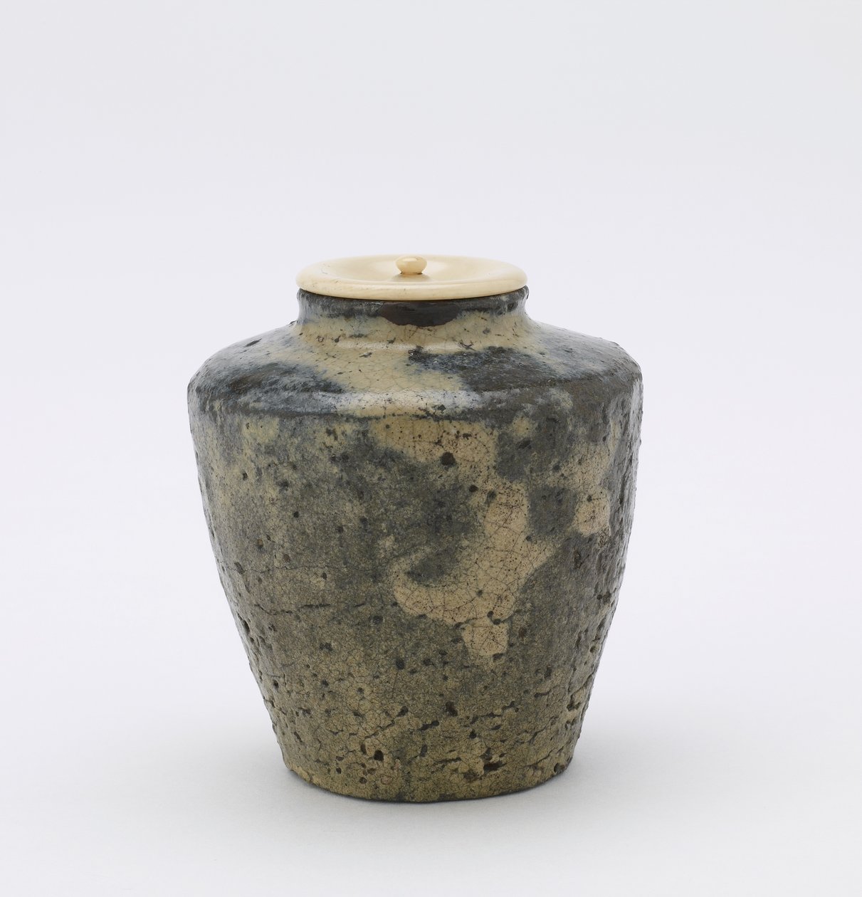 带有切面的茶叶罐，katatsuki型，熊本县，江户时代，18-19世纪晚期（带稻草灰釉的粗陶器） 作者 日本学校