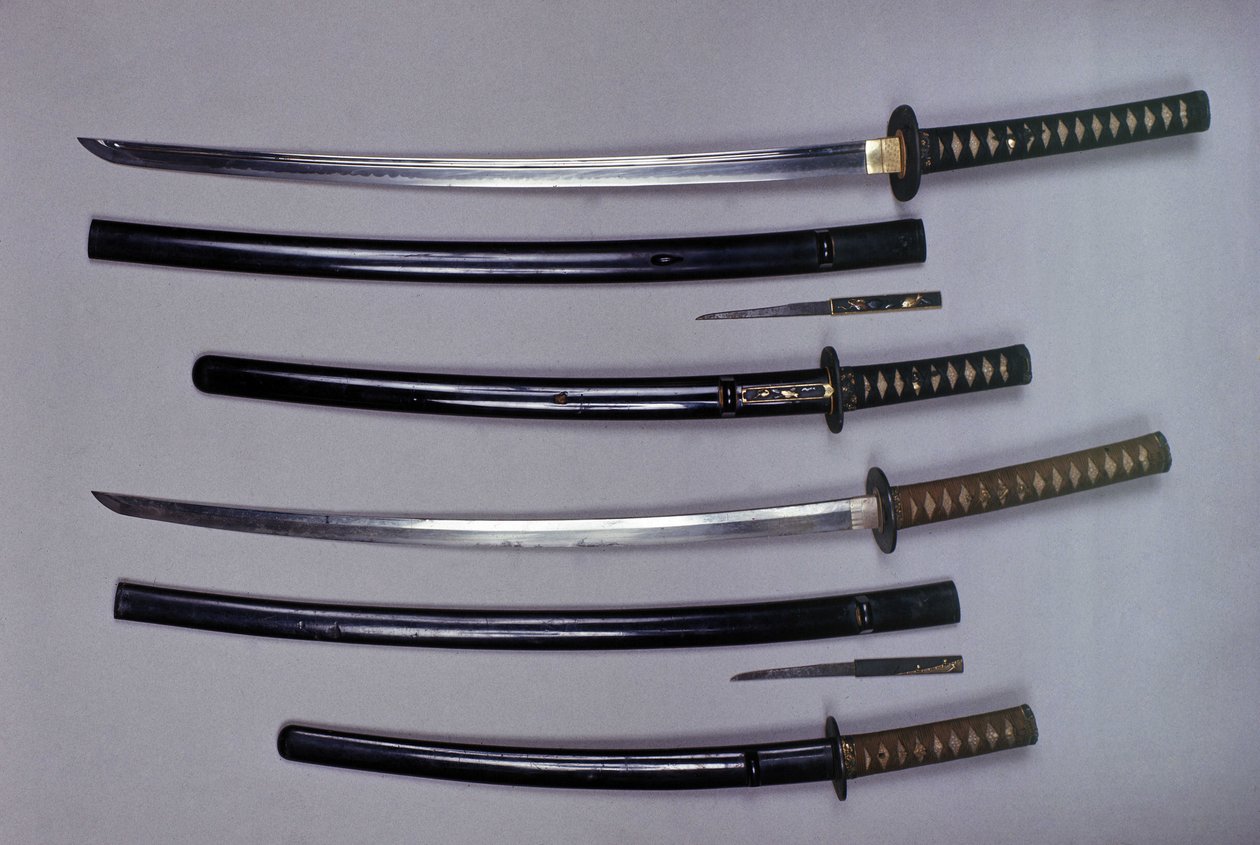 上图：武士刀，日本刀及其鞘，wakizashi，日本短剑在鞘中，小Kokatawa匕首存放在同一刀鞘中。 这三个都来自18世纪。 较低的来自 17 世纪。 作者 日本学校