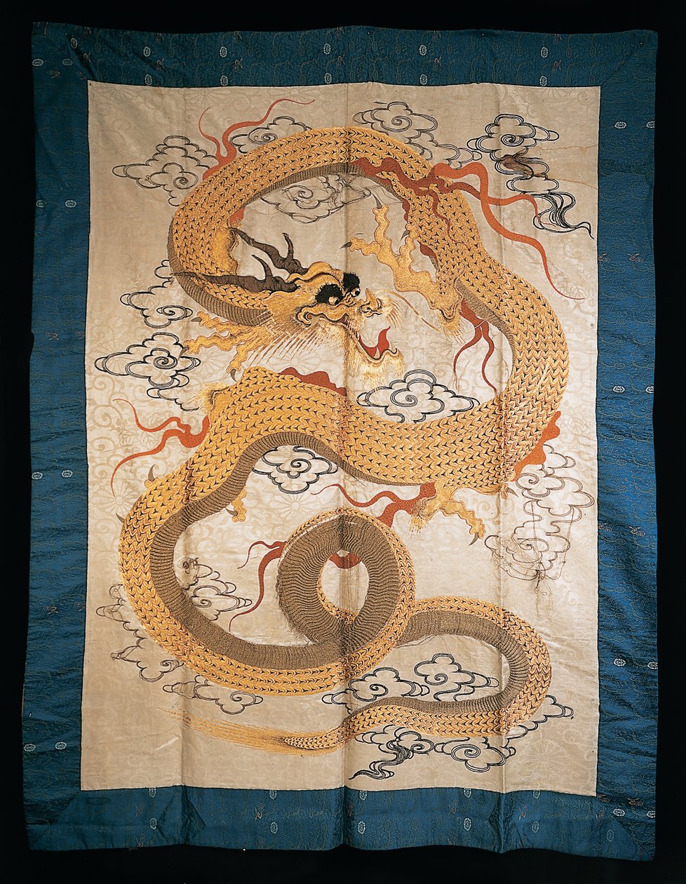 十九世纪末期，壁挂上绣有wr绕的镀金龙 作者 日本学校