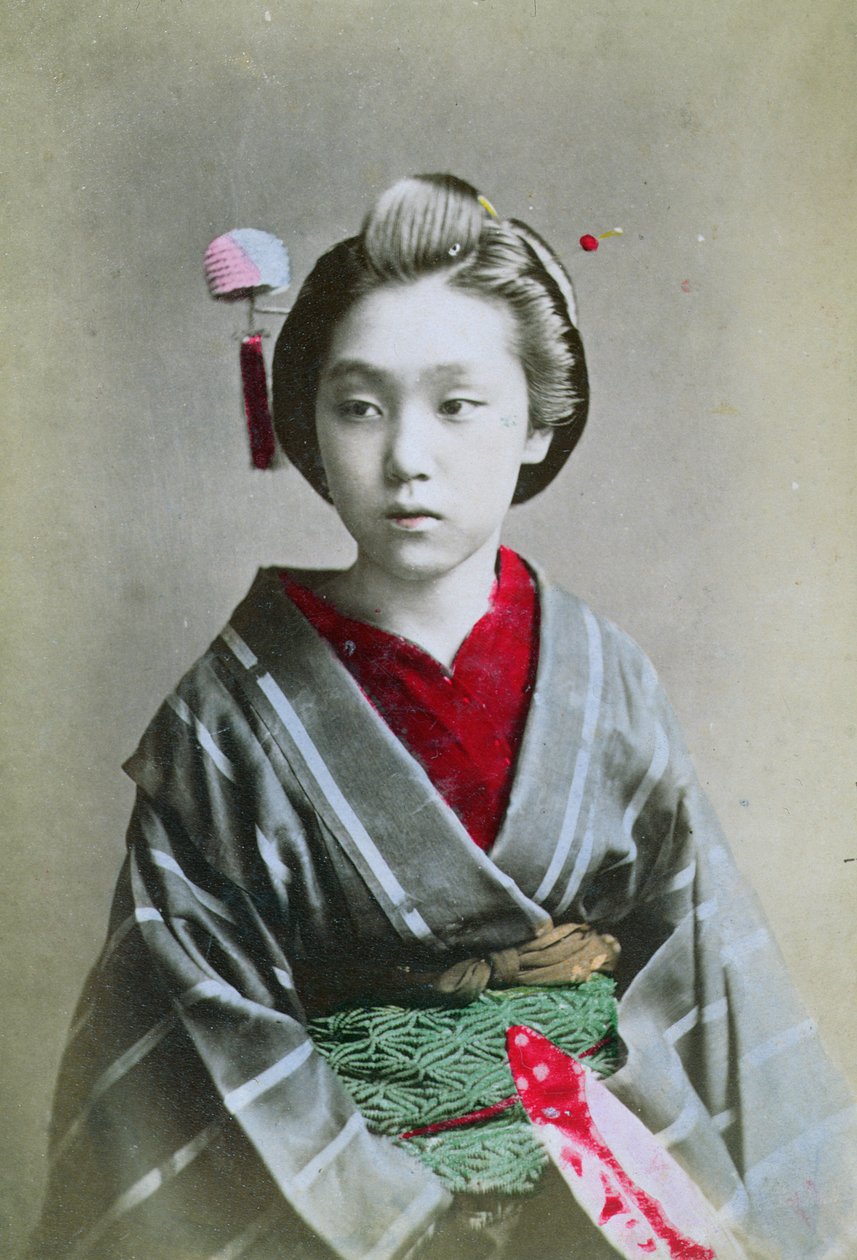 和服的年轻女孩，c.1860-70（手工彩色照片） 作者 日本学校