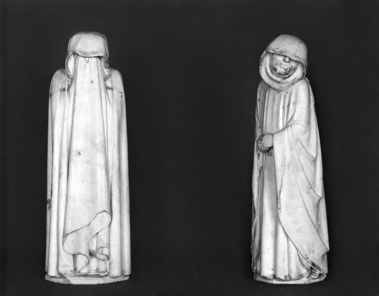 两个送葬者，来自Duc Jean de Berry墓（1340-1416），1438年前（大理石） 作者 让·德·康布雷