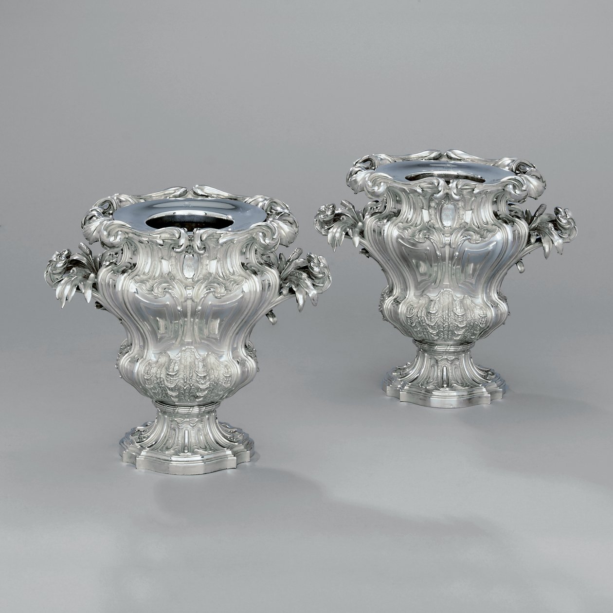 一对of形的酒柜，带有叶状卷轴和牛车把，c.1880（银） 作者 让-巴蒂斯特·古斯塔夫·奥迪特（Jean-Baptiste Gustave Odiot）