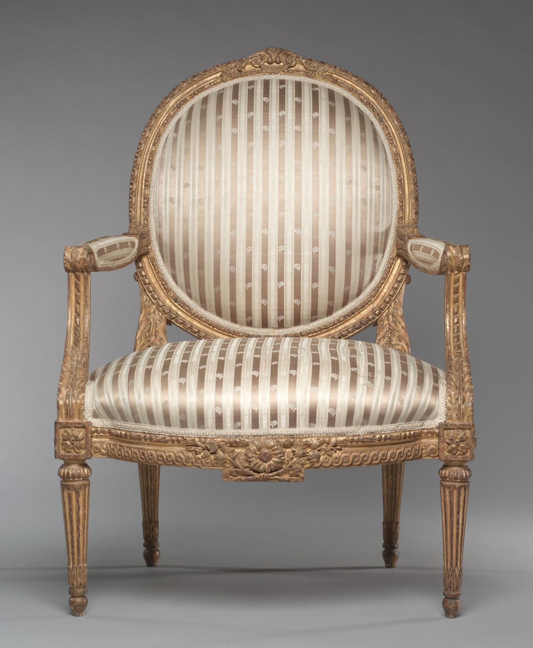 扶手椅（Fauteuil），约1765年（雕刻和镀金木）。 作者 让·巴蒂斯特·提利亚德