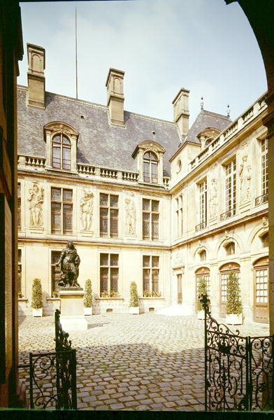 Hotel Carnavalet酒店的Cour dHonneur景观，建于1545年 作者 让·布兰特