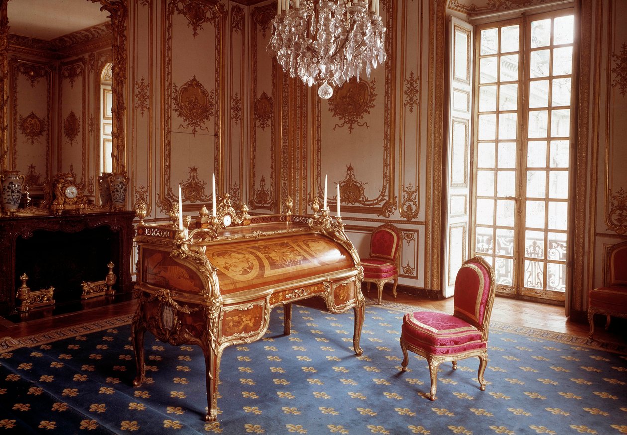 路易十五风格：由 Jean Francois Oeben (1720-1763) 和 Jean Henri Riesener (1734-1806) 1760-1769 Versailles, musee du chateau 实现的带有路易十五内柜圆柱体的办公室 作者 让·弗朗索瓦·奥本