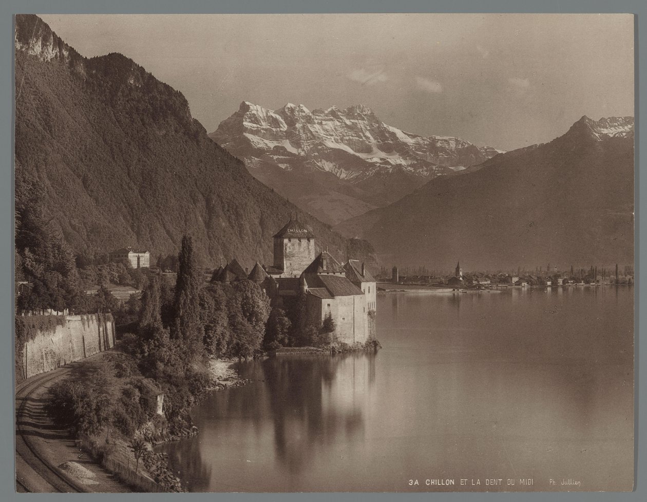日内瓦湖畔的希永城堡，远处是米迪山
Chillon et la Dent du Midi（标题见实物） 作者 让-亨利·于连