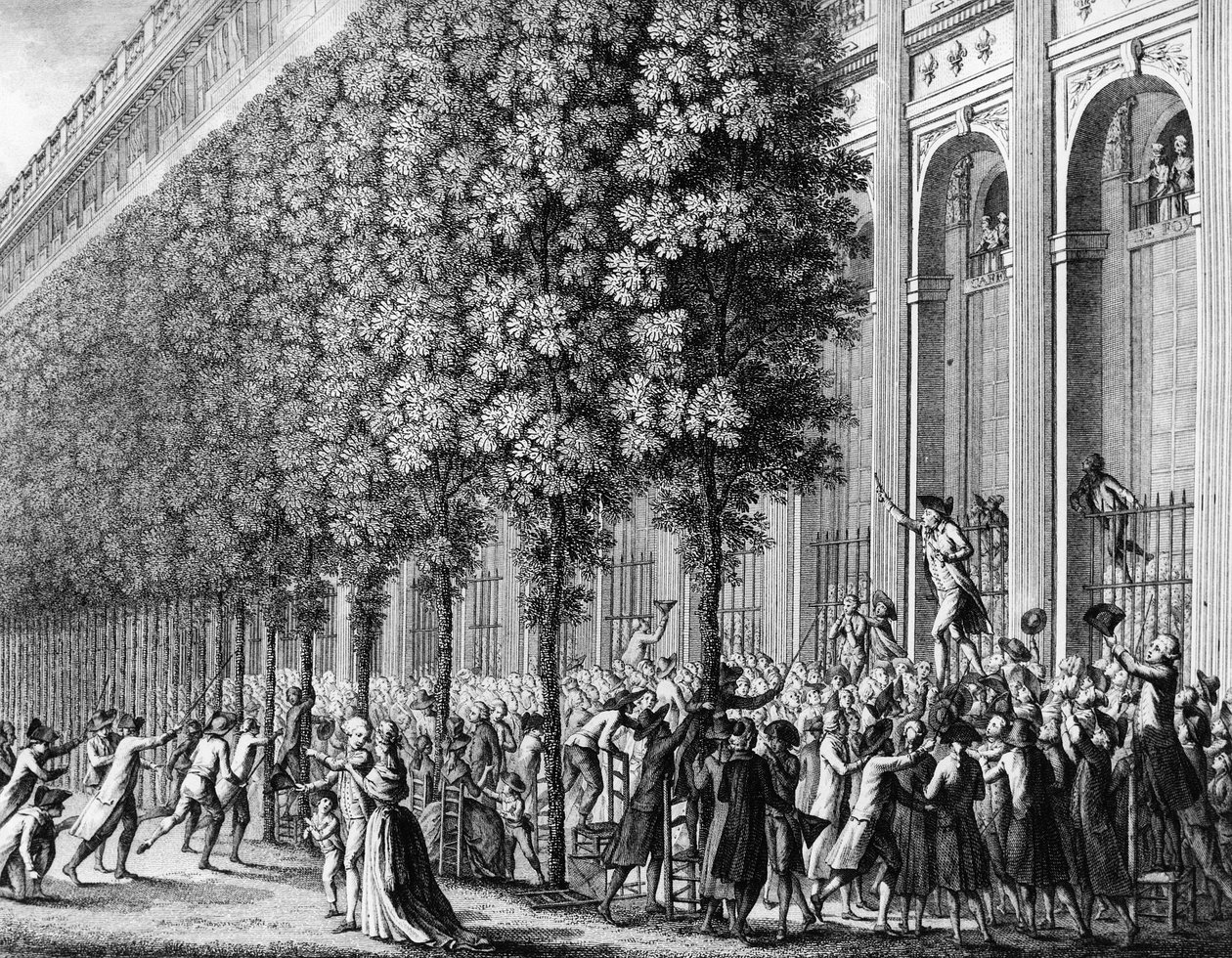 法国大革命：卡米尔·德穆兰（Camille Desmoulins，1760-1794 年）于 1789 年 7 月 12 日在皇宫制作的动议。 Berthaut 在Prior 之后雕刻。 巴黎，革命史研究所图书馆 作者 尚·路易二世（后）普里尔