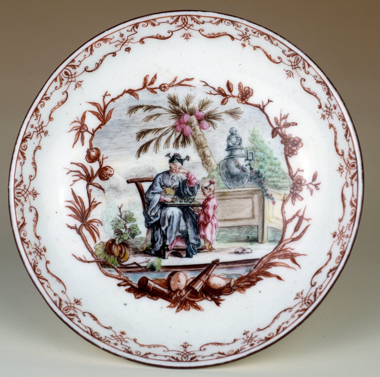 表现中国象棋场景的瓷盘。由Jean Michel Liotard（1702-1796）实现。巴黎，装饰艺术 作者 让·米歇尔·利奥塔