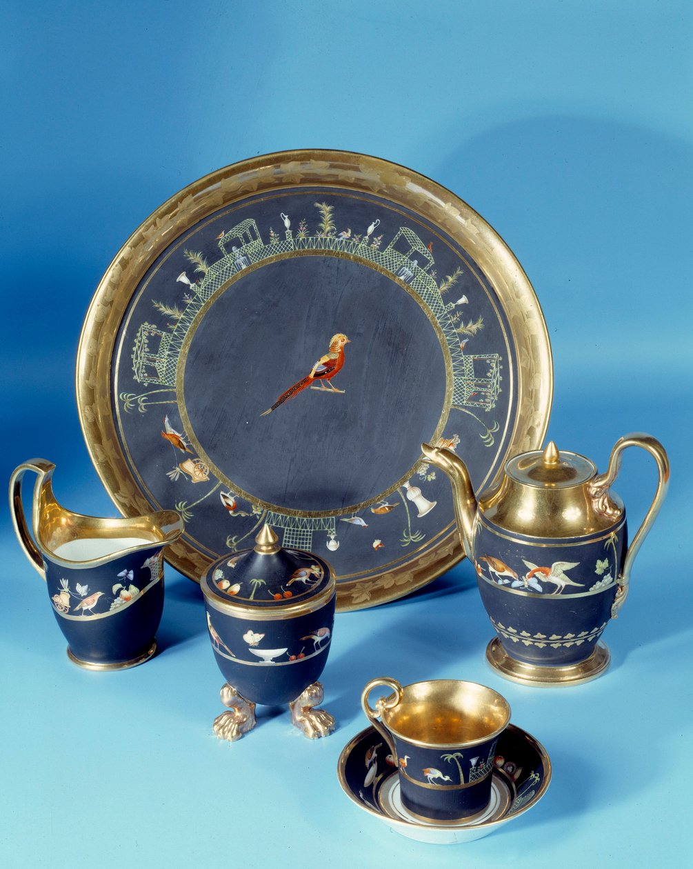 带圆形托盘的卡巴莱。1810年左右在Dagoty工厂制造。塞夫勒。瓷器厂 作者 让·保罗·劳伦斯