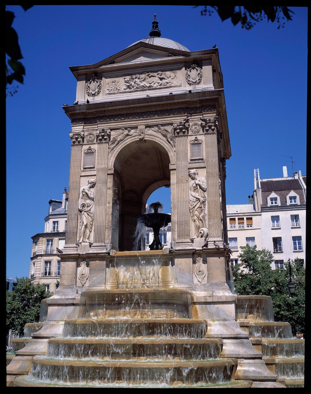 建筑：无辜者喷泉的景色。 由建筑师 Jean Goujon、Augustin Pajou 和 Pierre Lescot 设计 作者 让和莱斯科特皮埃尔·古容