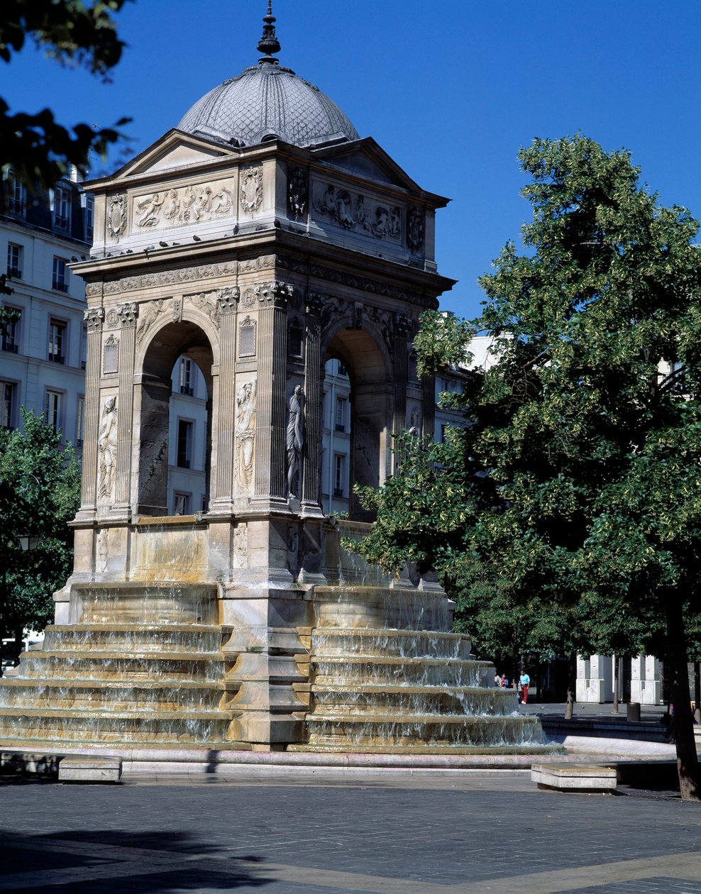 建筑：无辜者喷泉的景色。 由建筑师 Jean Goujon、Augustin Pajou 和 Pierre Lescot 设计。 1546-1549 年。 巴黎约阿希姆·杜贝莱广场。 作者 让和莱斯科特皮埃尔·古容