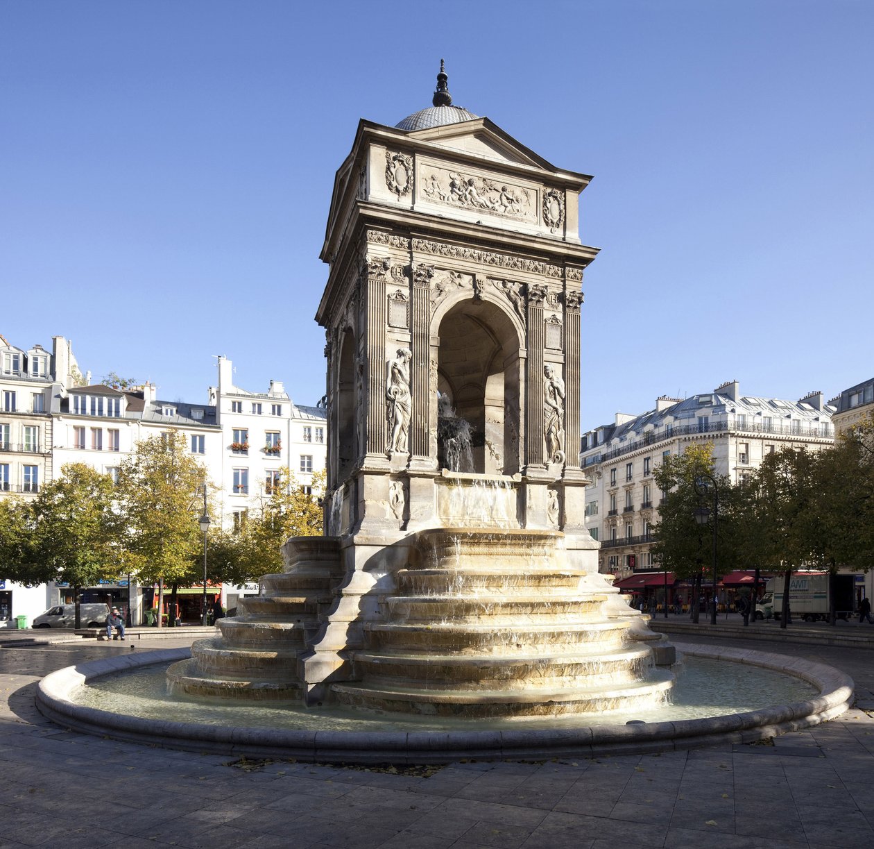 文艺复兴时期风格的 Fontaine des Innocents 的景观，建于 1549 年亨利二世 (1519-1559) 统治时期的巨大喷泉 作者 让和莱斯科特皮埃尔·古容