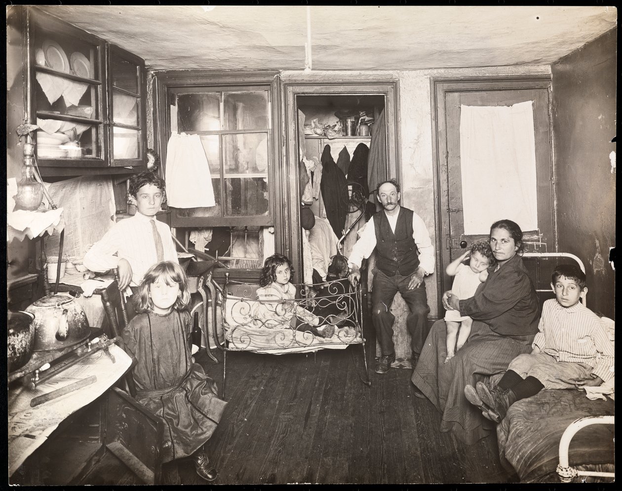 家庭在唐楼的房间，c.1910（明胶银印） 作者 杰西·塔伯·比尔斯（Jessie Tarbox Beals）