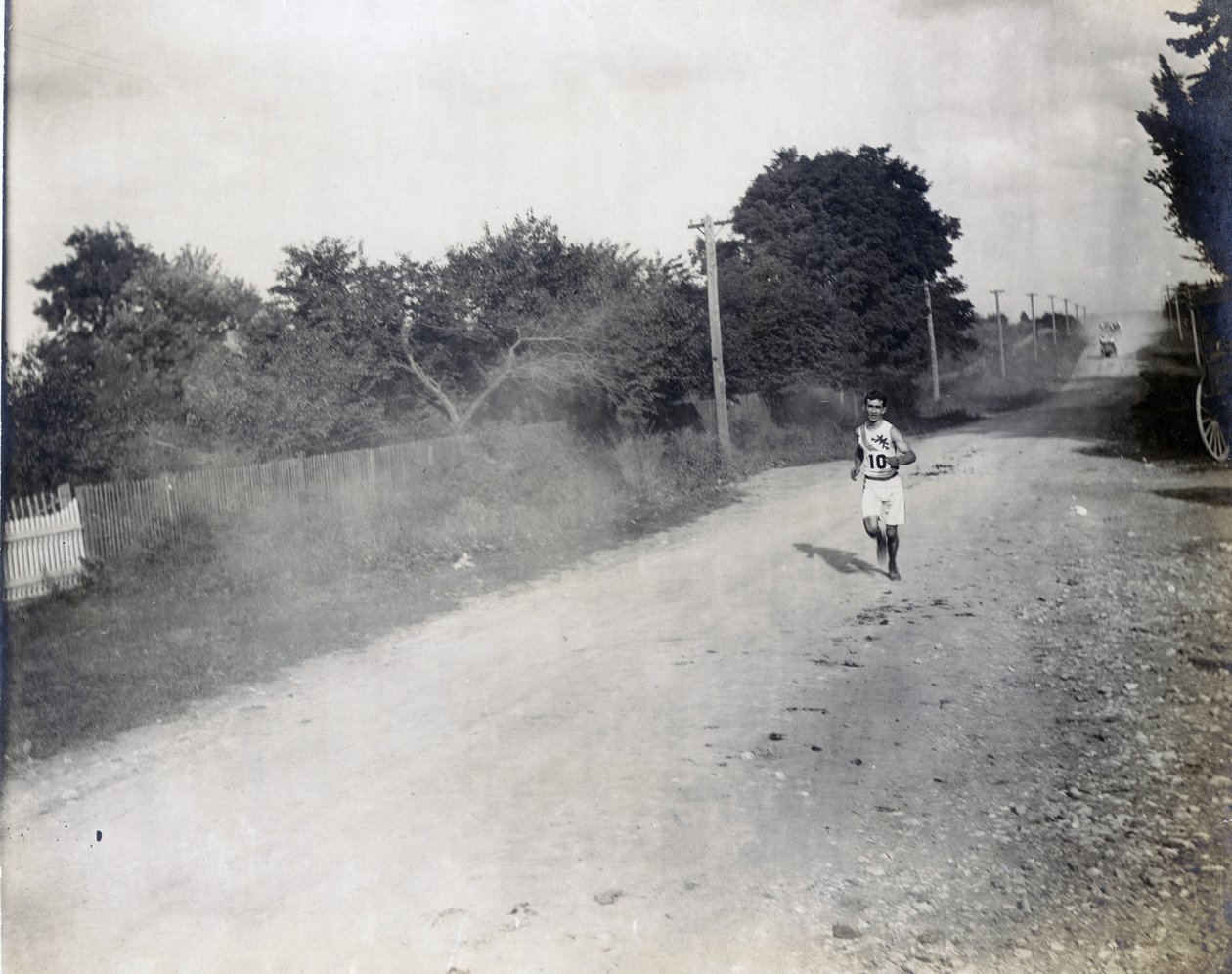 莫斯科运动俱乐部的Sam Mellor在1904年奥运会马拉松比赛中沿着土路独自奔跑 作者 杰西·塔伯·比尔斯（Jessie Tarbox Beals）