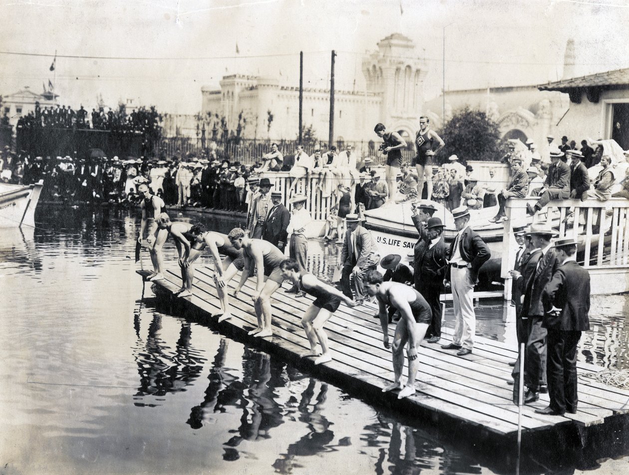开始参加100码游泳短跑，冠军热火，匈牙利Zoltan Holoway（极左），1904年奥运会冠军 作者 杰西·塔伯·比尔斯（Jessie Tarbox Beals）