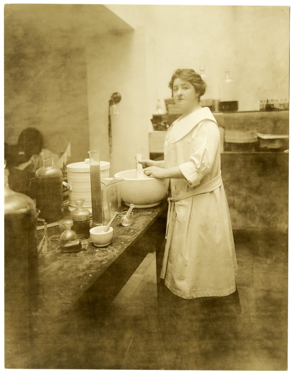 安妮-安-哈维兰，香水师，约1915-28（明胶银照片 作者 杰西·塔伯·比尔斯（Jessie Tarbox Beals）