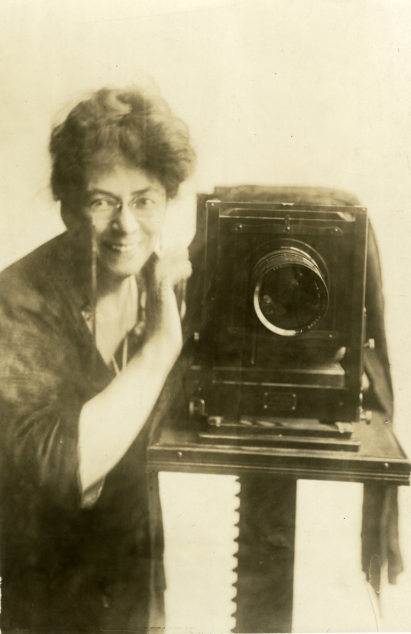 比尔斯自画像，约1918-20（明胶银照片 作者 杰西·塔伯·比尔斯（Jessie Tarbox Beals）