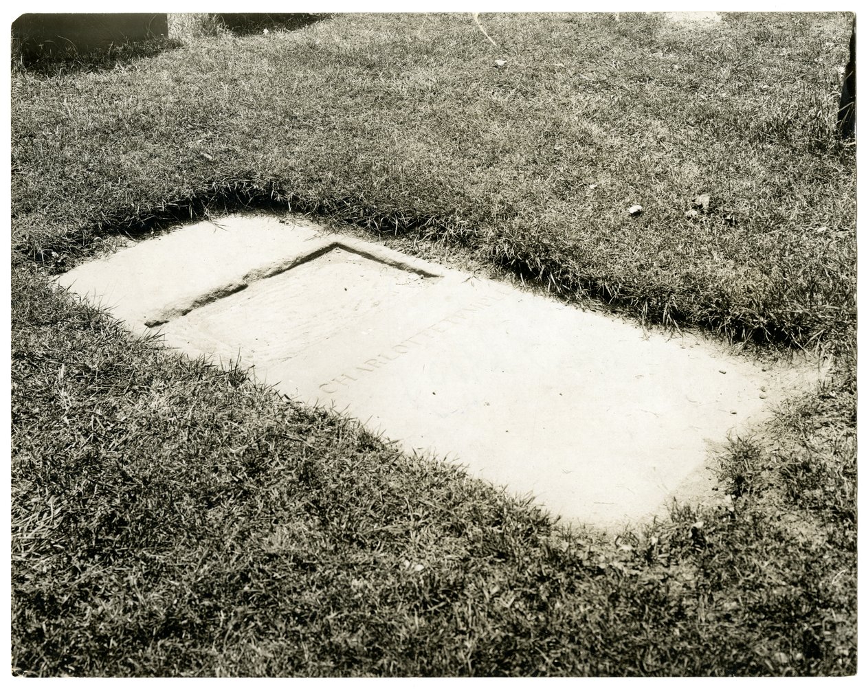 美国纽约三一教堂墓地的夏洛特-坦普尔墓碑，约1905-25（明胶银照片 作者 杰西·塔伯·比尔斯（Jessie Tarbox Beals）
