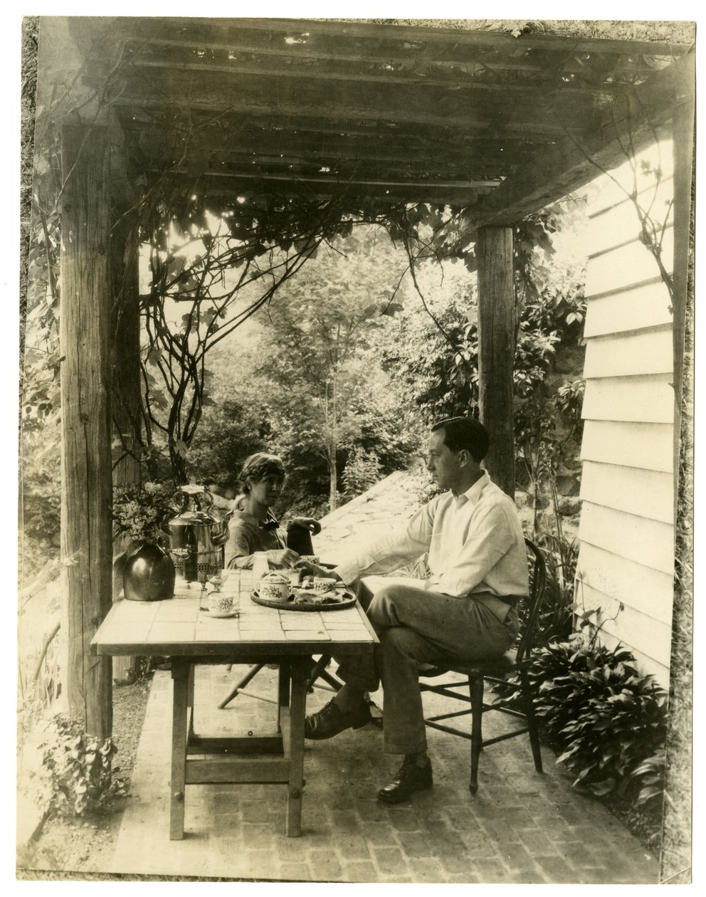 坐在花园里的夫妇，约1905-40（明胶银照片）。 作者 杰西·塔伯·比尔斯（Jessie Tarbox Beals）