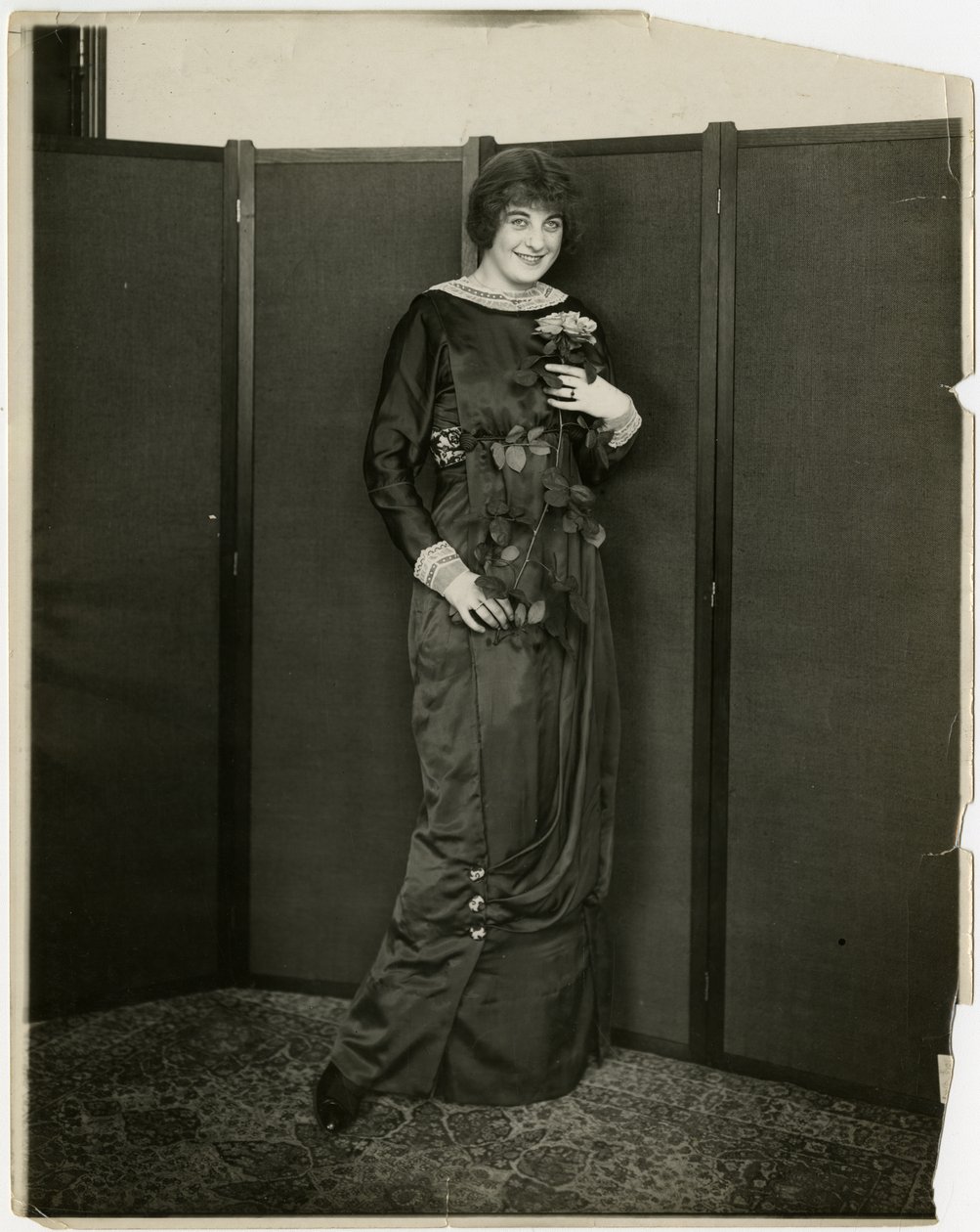 连衣裙，悬垂的，Gimbels，约1905-18（明胶银照片 作者 杰西·塔伯·比尔斯（Jessie Tarbox Beals）