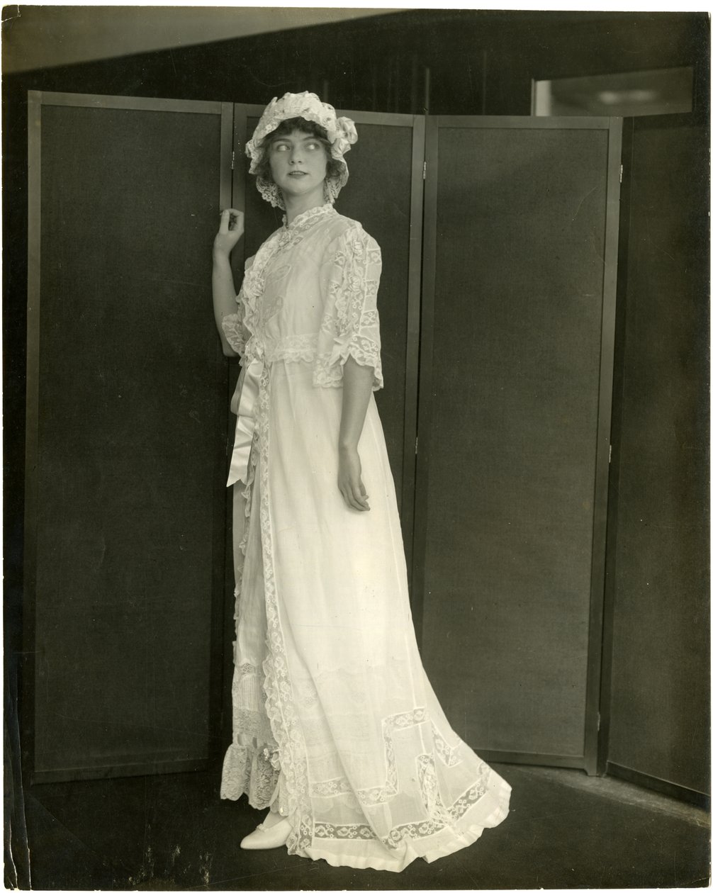 富兰克林-苏瓦？，夏日侯爵夫人和蕾丝的夜礼服，约1905-11年（明胶银照片 作者 杰西·塔伯·比尔斯（Jessie Tarbox Beals）