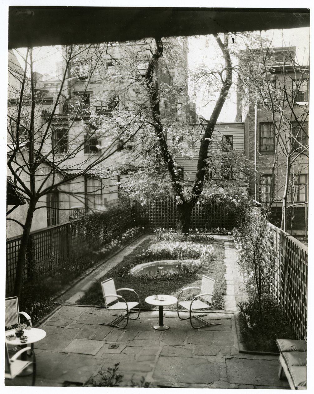 W-H-韦尔斯夫人的花园 265 W 11th 作者 杰西·塔伯·比尔斯（Jessie Tarbox Beals）