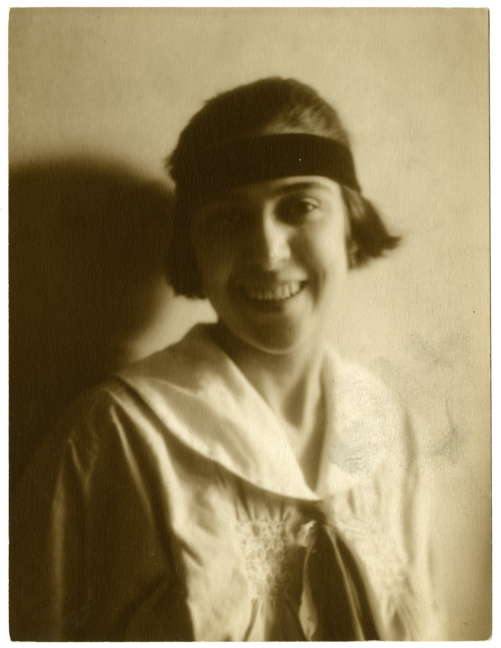 海伦-雷伯或雷勒，约1905-40（明胶银照）。 作者 杰西·塔伯·比尔斯（Jessie Tarbox Beals）