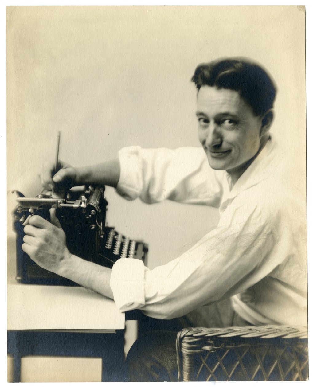 Henry Oyen在打字机上，c.1905-21 作者 杰西·塔伯·比尔斯（Jessie Tarbox Beals）