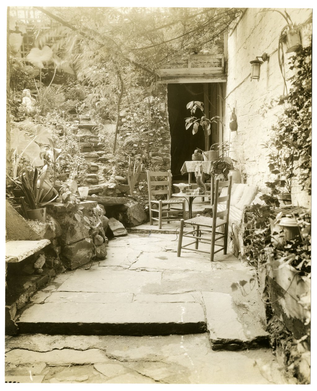 乔治和玛丽-斯通希尔的家，艺术家，美国纽约格林威治村，约1936-37（明胶银照片 作者 杰西·塔伯·比尔斯（Jessie Tarbox Beals）