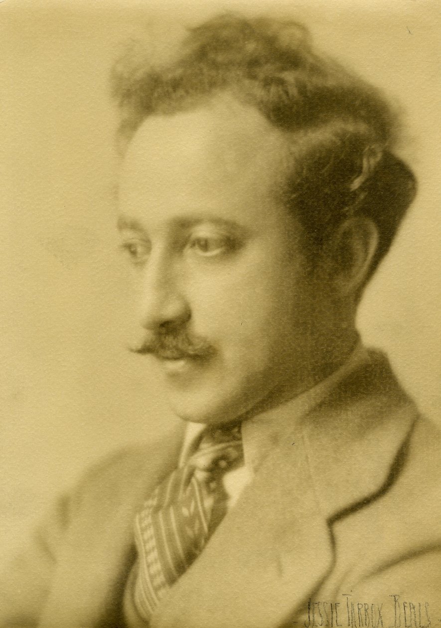 约瑟夫-奥斯兰特，诗人，约1925-27（明胶银照片 作者 杰西·塔伯·比尔斯（Jessie Tarbox Beals）