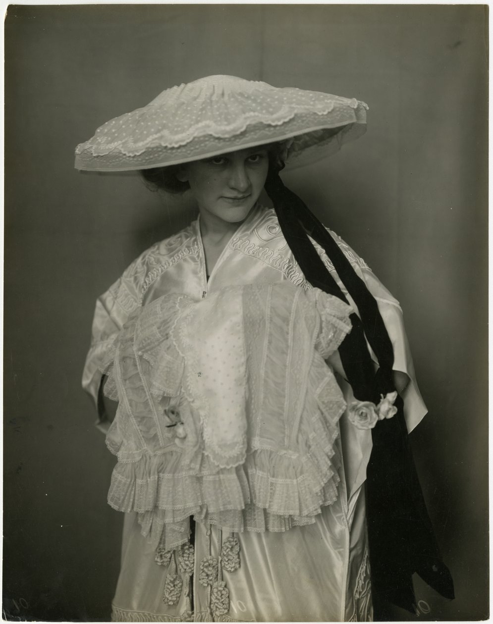 Jumble Bros ?, Lingerie hat and muff, c.1905-11 (明胶银照片) 作者 杰西·塔伯·比尔斯（Jessie Tarbox Beals）