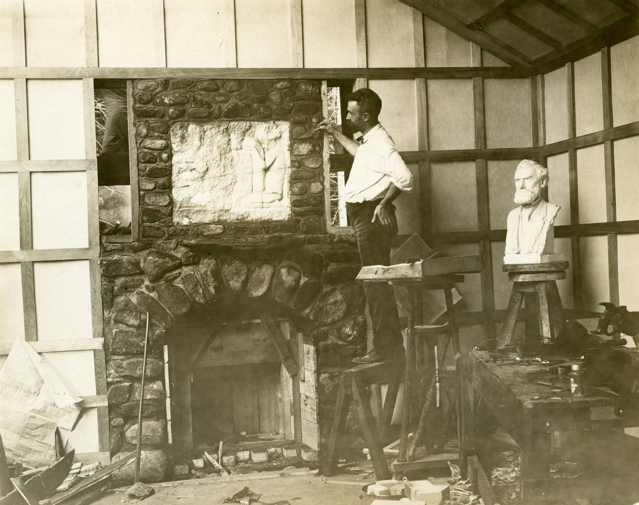 卡尔-比特（雕塑家）亲自建造他的壁炉，约1905-15（明胶银照片 作者 杰西·塔伯·比尔斯（Jessie Tarbox Beals）