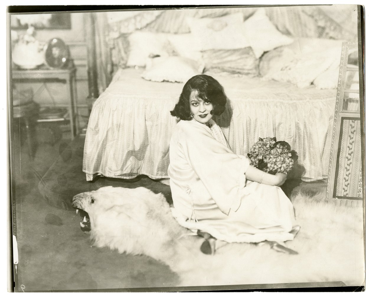 勒诺尔-乌尔里克，约1915-28（明胶银照片 作者 杰西·塔伯·比尔斯（Jessie Tarbox Beals）