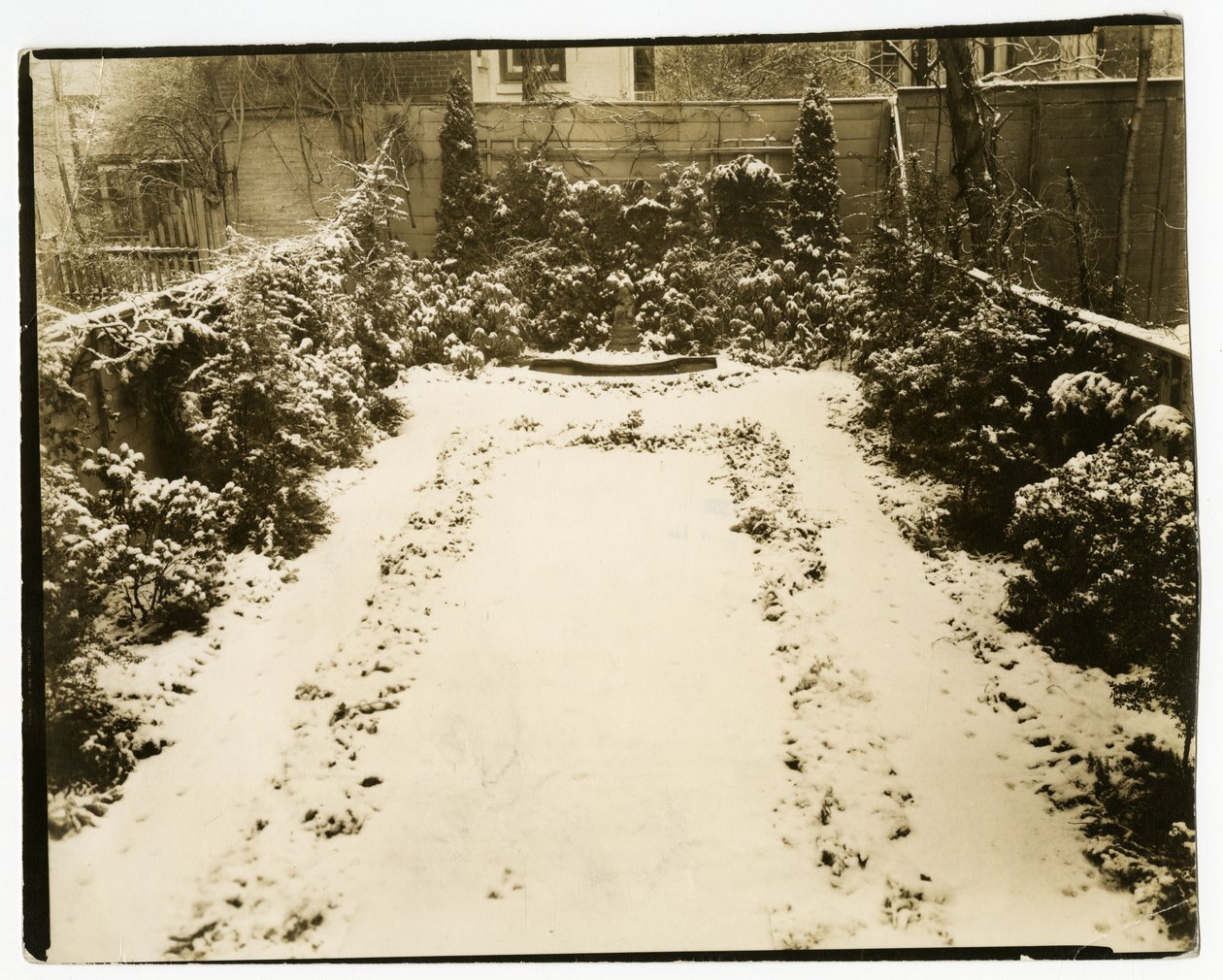 Mr & Mrs John Morgan, 39 W 11 St, c.1938-39（明胶银照片） 作者 杰西·塔伯·比尔斯（Jessie Tarbox Beals）