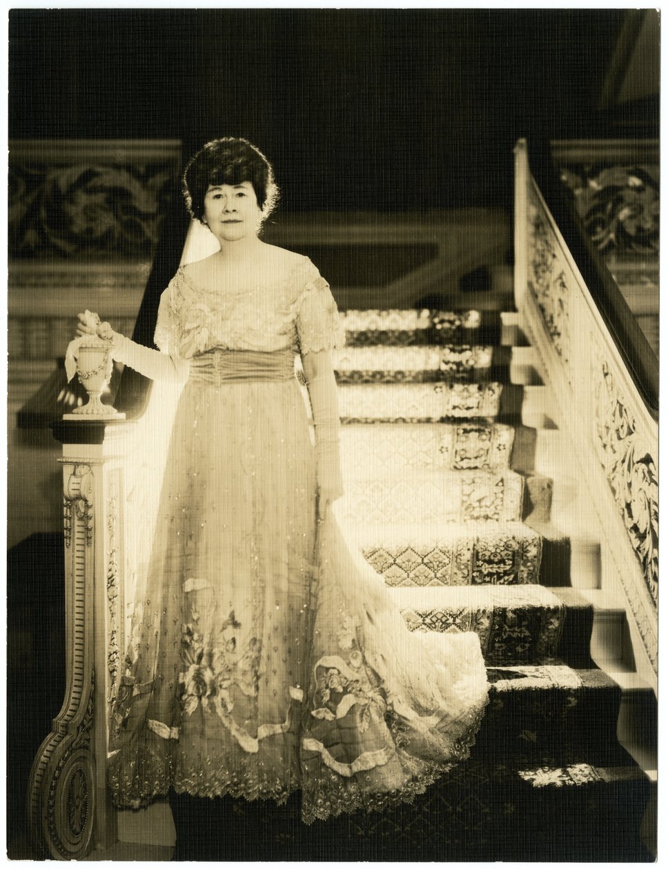 芝加哥的Frank G Logan夫人，艺术赞助人，约1931-34年（明胶银照片）。 作者 杰西·塔伯·比尔斯（Jessie Tarbox Beals）