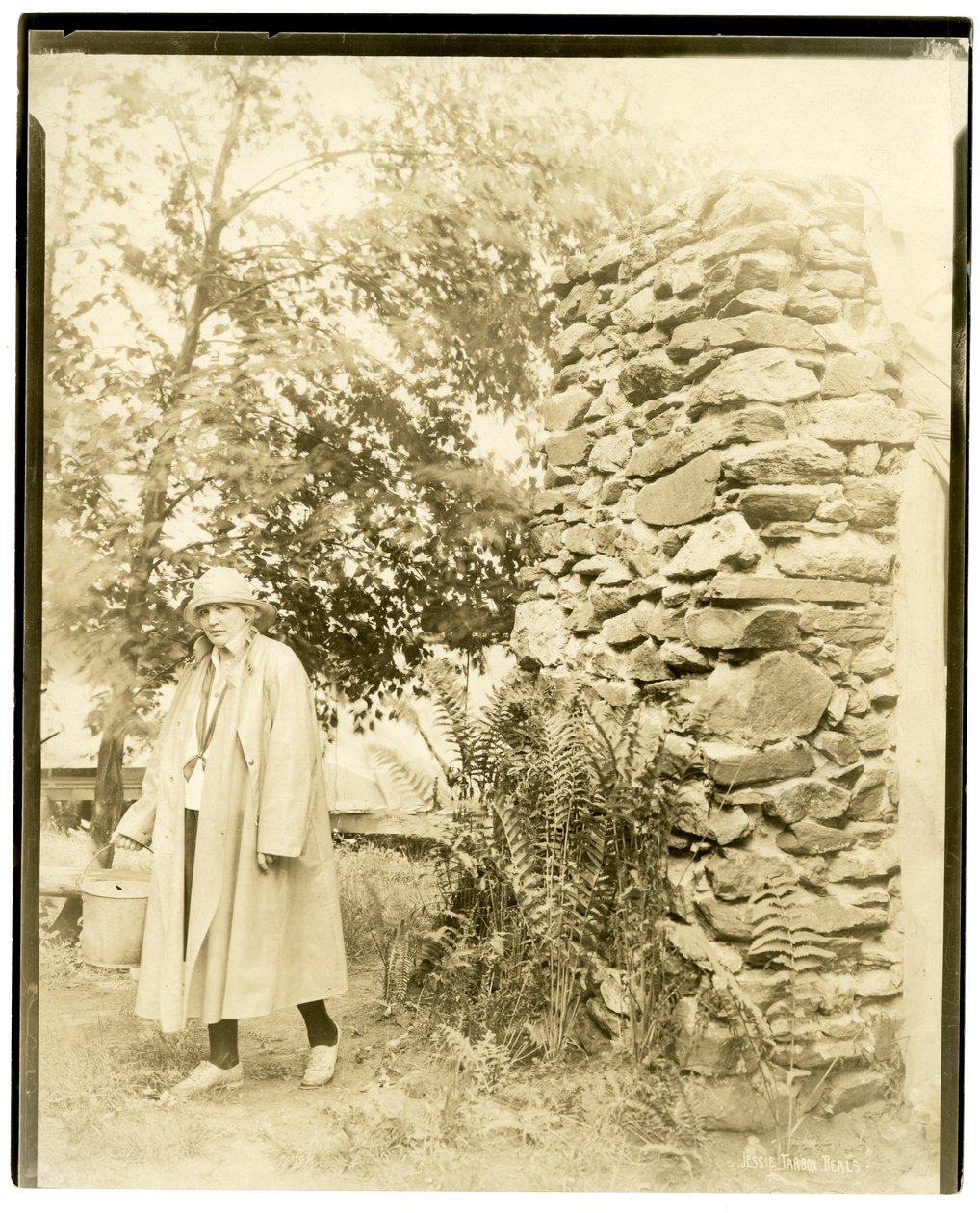 简-迪特-里平夫人，纽约布里亚克利夫安德里亚营的女童子军主任，约1926-27年（明胶银照片）。 作者 杰西·塔伯·比尔斯（Jessie Tarbox Beals）