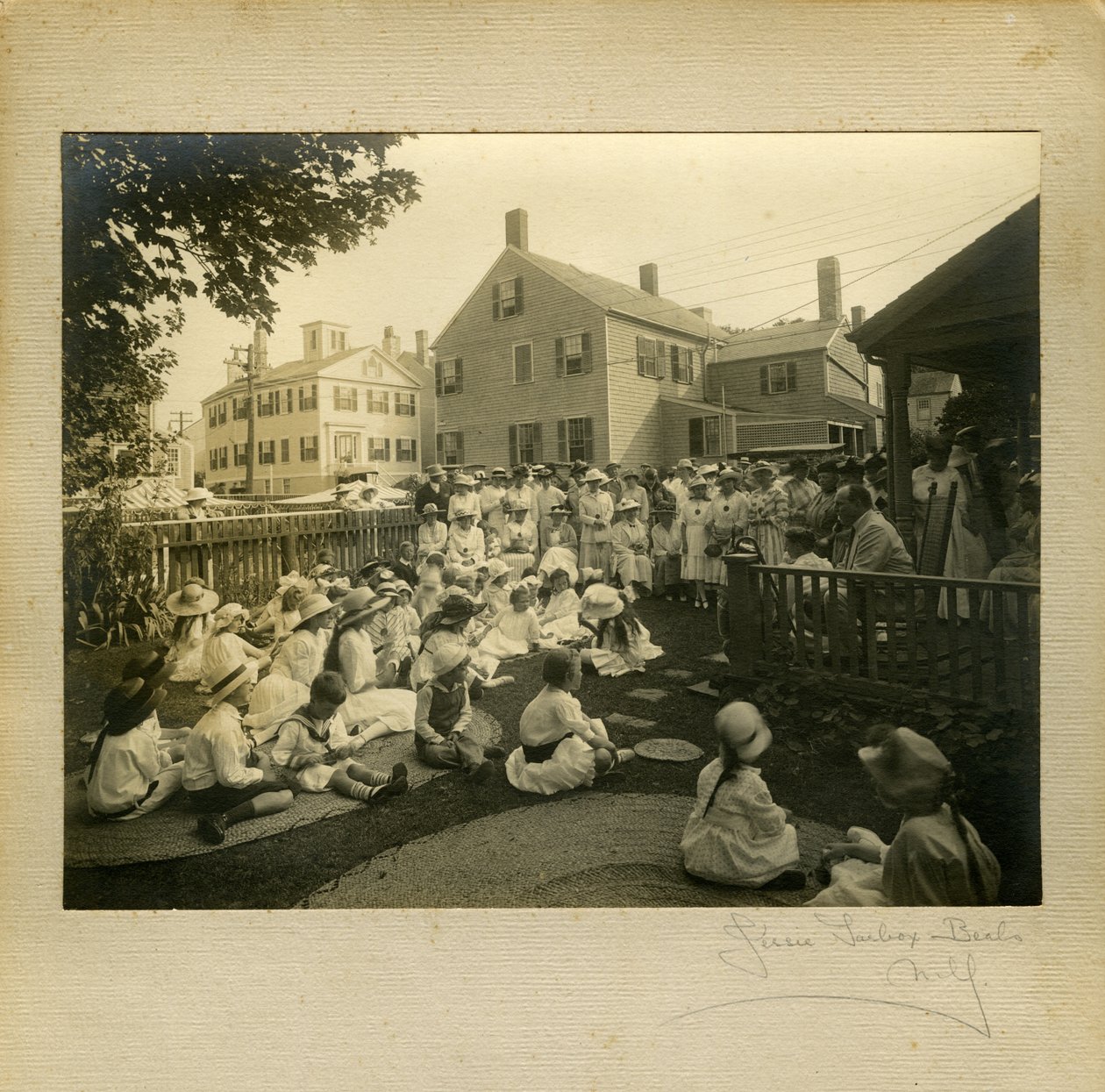 马萨诸塞州楠塔基特岛，约1905-15（明胶银照片 作者 杰西·塔伯·比尔斯（Jessie Tarbox Beals）